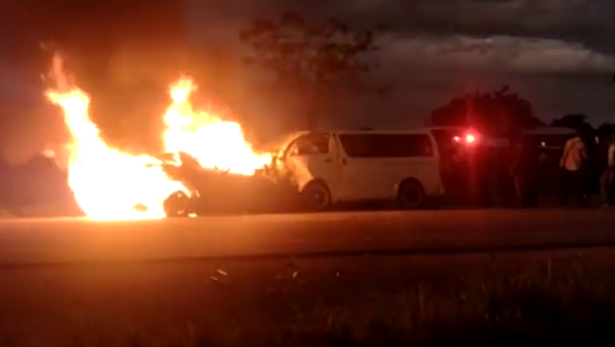 Watch: Brave Bulawayo Residents Pull Out Screaming Passengers From Burning Kombi
