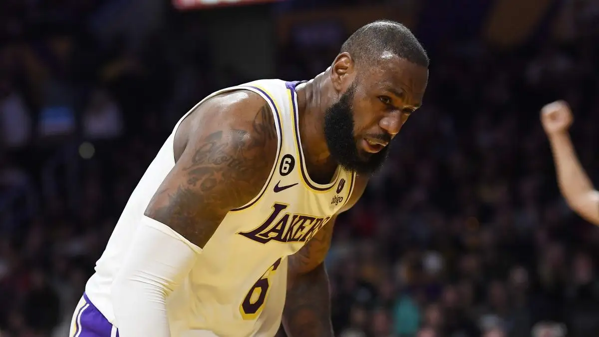 LeBron James (foot) returns, comes off bench in loss to Bulls