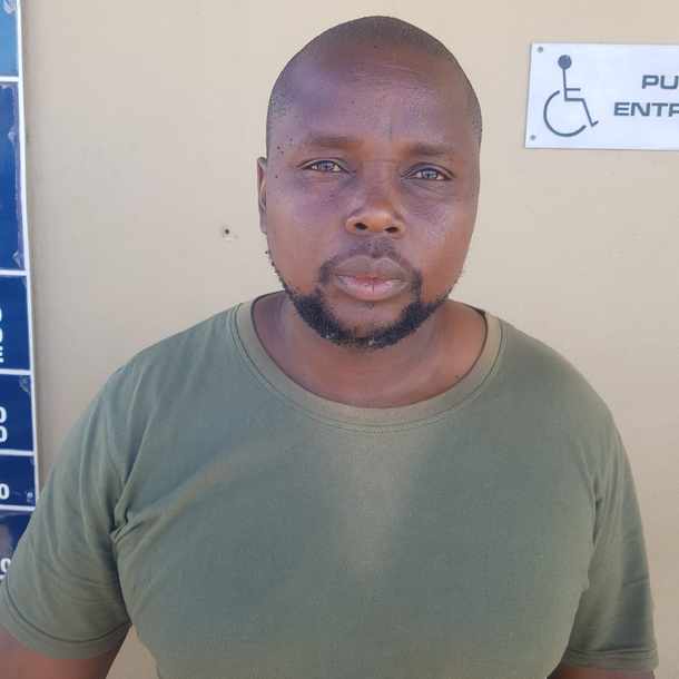 A member of the SANDF, Kedibone Albert Langa, and 28-year-old Zimbabwean national Thabani Sibanda were remanded in custody for allegedly attacking police officers and freeing six awaiting-trial prisoners. Picture: SAPS