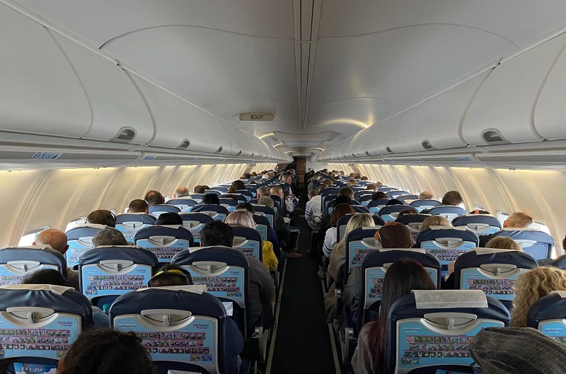 A passenger had an unforgettable flight experience when the couple he was seated next to on a FlySafair flight to Durban this week engaged in an inappropriate sεxual act.