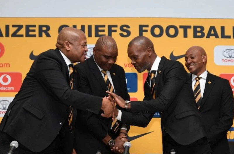 Kaizer Chiefs’ management and coach Bobby Motaung with Molefi Ntseki and Arthur Zwane. Image: @KaizerChiefs / Twitter.