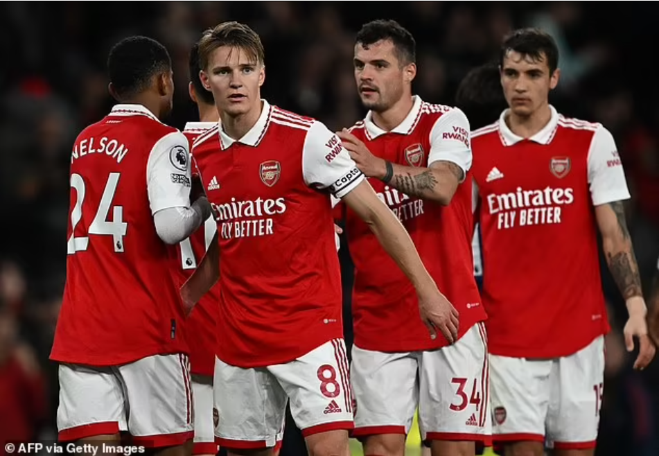 Arsenal easily defeated Chelsea 3-1 to move back to the top of the Premier League on Tuesday