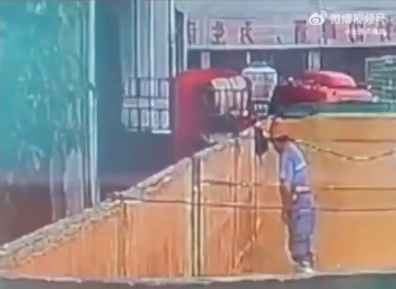 A video that was shared on China’s Weibo microblogging site appeared to show a worker urinating inside a container of ingredients at a factory operated by Tsingtao Brewery.